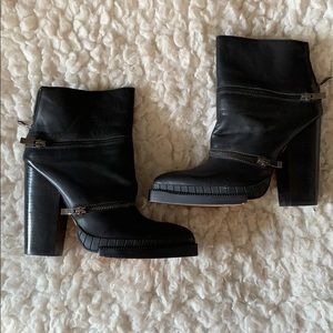 Size 10 zipper heeled boot